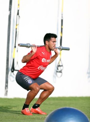 Gonzalo Espinoza hace pesas el miércoles en la práctica de la Roja en Juan Pinto Durán.