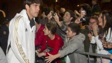 <b>EXPECTACIÓN DE LÍDER. </b>Más de 200 personas aclamaron al Real Madrid a su llegada a Sevilla.