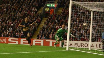 As&iacute; marc&oacute; Forl&aacute;n el gol que dio el pase al Atl&eacute;tico en Anfield en 2010.
