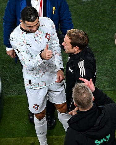 Cristiano Ronaldo es expulsado por un codazo a O´Shea en la espalda sin balón. El árbitro revisa la jugada en el VAR y le muestra la cartulina roja.