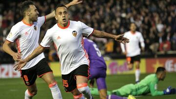 El centrocampista chileno del Valencia CF, Fabi&aacute;n Ariel Orellana, celebra su gol ante el Real Madrid, el segundo del equipo, durante el partido correspondiente a la 16 jornada de Liga aplazado, que ambos equipos juegan en el estadio de Mestalla. 