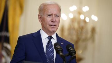 ARCHIVO - En esta foto de archivo del 15 de abril de 2021, el presidente Joe Biden habla en el Sal&oacute;n Este de la Casa Blanca en Washington. 