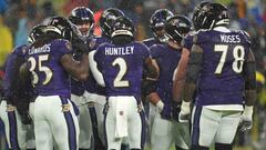 Baltimore Ravens quarterback Tyler Huntley (2) leads the huddle in the first quarter against the Pittsburgh Steelers at M&T Bank Stadium.