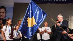 El presidente kosovar Hashim Thaci posa con la bandera de su pa&iacute;s.