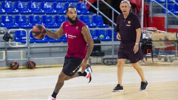 Malcom Delaney entrenando con Pesic. Esta imagen se podrá ver con un jugdor y un entrenador en cada aro de la pista del Palau muy pronto.