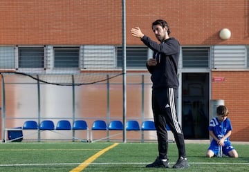 Parejo, dando instrucciones a sus jugadores. 