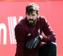 Alarma Liverpool: el meta Alisson se lesiona y es baja ante el Atleti