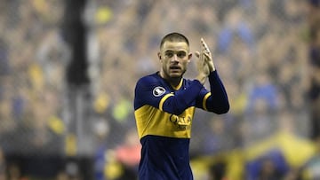 Argentina's Boca Juniors midfielder Uruguayan Nahitan Nandez acknowledges the crowd during his last match with the team during the Copa Libertadores sixteen round second leg football match against Brazil's Athletico Paranaense at the "Bombonera" stadium in Buenos Aires, Argentina, on July 31, 2019. (Photo by JUAN MABROMATA / AFP)