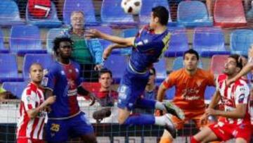 <b>TODOS CONTENTOS. </b>Vicente Iborra protagonizó el único remate de ambos equipos en la segunda mitad del encuentro.