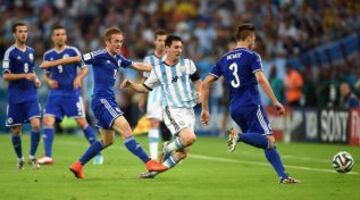 Fea entrada del jugador bosnio Edin Visca a Leo Messi.