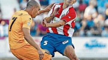 <b>INSPIRADOS. </b>Matamala disputando un balón la jornada pasada, contra el Alicante.