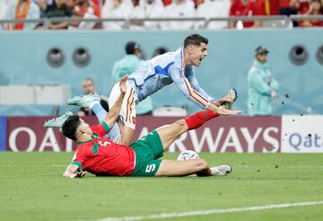 Ocasión del jugador español Morata ante el defensa marroquí Aguerd. 
 