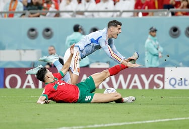 Ocasión del jugador español Morata ante el defensa marroquí Aguerd. 
 