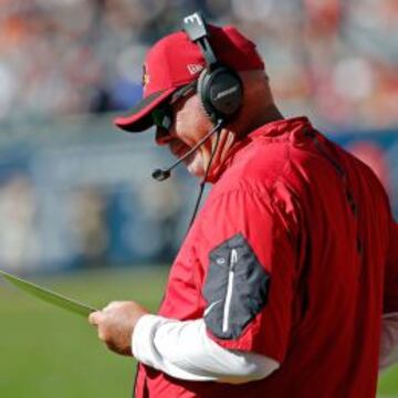 El brillante técnico de los Arizona Cardinals, Bruce Arians.