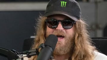 Luke The Dingo Trembath con su gorra Monster y un micro hablando para el podcast Unleashed.