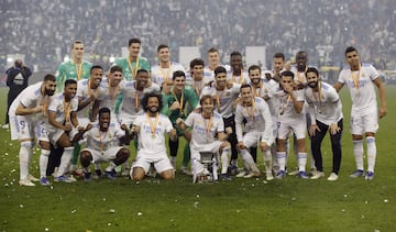 Los jugadores del Real Madrid celebran el primer título de la temporada.