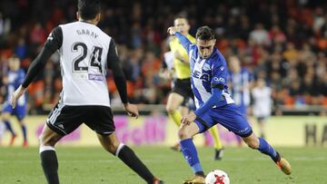 Munir y Garay durante un partido de Copa entre Valencia y Alavés.