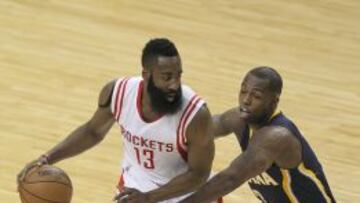 James Harden dribla a Rodney Stuckey.