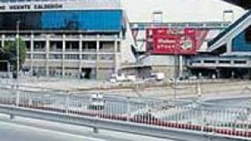 <b>CORTADO. </b>La foto muestra el estadio desde el puente de San Isidro, que no pueden cruzar los autocares.