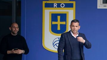 OVIEDO, 25/03/2025.- El entrenador del Real Oviedo, Javier Calleja, sale de las instalaciones del Carlos Tartiere esta tarde tras ser destituido. El Oviedo negocia con el serbio Veljko Paunovic para su incorporación en los próximos días. EFE/Paco Paredes
