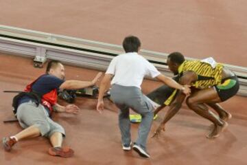 Un cámara de televisión en su 'Segway' se llevó por delante a Usain Bolt en la vuelta de honor de la final de 200m.