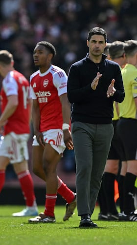 Arsenal's Spanish manager Mikel Arteta (C) claps at the end of the English Premier League football match between Arsenal and Bournemouth at the Emirates Stadium in London on April 11, 2026. (Photo by Glyn KIRK / AFP) / RESTRICTED TO EDITORIAL USE. No use with unauthorized audio, video, data, fixture lists, club/league logos or 'live' services. Online in-match use limited to 120 images. An additional 40 images may be used in extra time. No video emulation. Social media in-match use limited to 120 images. An additional 40 images may be used in extra time. No use in betting publications, games or single club/league/player publications. /