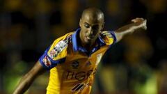 Carlos S&aacute;nchez de River y Guido Pizarro de Tigres pelean por el esf&eacute;rico.