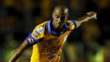 Carlos Sánchez de River y Guido Pizarro de Tigres pelean por el esférico.