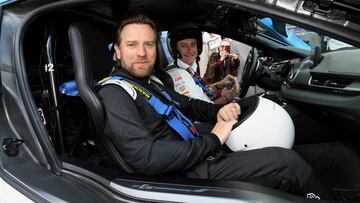 Ewan McGregor con Alejandro Agag en el BMW i8 que hace de coche de seguridad en la Formula E. 