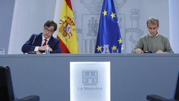 El ministro de Sanidad, Salvador Illa (d), y el director del Centro de Coordinación de Alertas y Emergencias Sanitarias -CCAES- Fernando Simón, comparecen en rueda de prensa telemática en Moncloa, para informar de la evolución de la COVID-19, en Madrid (España), a 28 de septiembre de 2020.
28 SEPTIEMBRE 2020
Jesús Hellín / Europa Press
28/09/2020