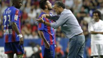 Pape Diop escucha las órdenes de Caparrós mientras Rubén bebe agua.