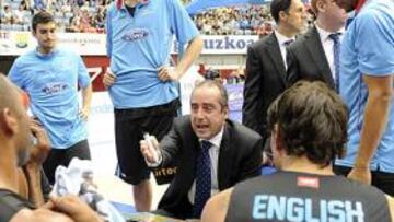 <b>SERIO. </b>Vidorreta se dirige a Granger en un tiempo muerto.