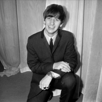 Richard Starkey, como en realidad se llama, se convirtió en el baterista de Los Beatles tras la salida de Pete Best en 1962. Su voz profunda y solemne se puede escuchar en varios de los éxitos de la banda, como 'Yellow Submarine' y sus redobles de batería destacan en composiciones como 'Come Together'. Actualmente sigue en activo, realizando giras alrededor del mundo.