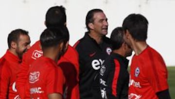 Pizzi y los jugadores de la Roja en Juan Pinto Durán.