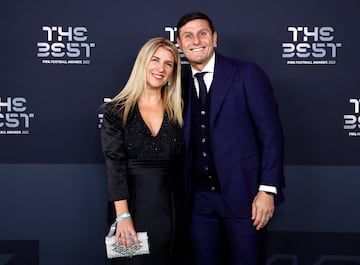 El vicepresidente del Inter de Milán, Javier Zanetti, y su esposa, Paula Zanetti posando a su llegada a la ceremonia de los Premios The Best.
