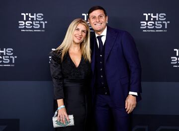 El vicepresidente del Inter de Milán, Javier Zanetti, y su esposa, Paula Zanetti posando a su llegada a la ceremonia de los Premios The Best.