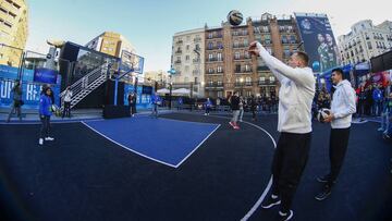 Klemen Prepelic y Gabriel Deck, en la Fan Zone de la Copa del Rey en la plaza de Felipe II.