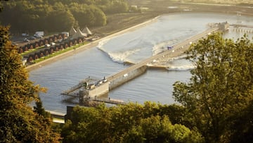 Vista a&eacute;rea de la piscina de olas Surf Snowdonia, en Gales, Reino Unido. 