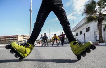 Un grupo de niños y adolescentes palestinos practica el patinaje con patines en línea en plena calle. La imagen fue tomada el día 19 en una de las calles de Khan Yunis, una localidad situada al suroeste de la Franja de Gaza
que alberga a varios campamentos con miles de refugiados palestinos, como el de Al Amal.