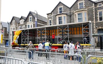 Ambiente de fiesta en las calles de Cardiff