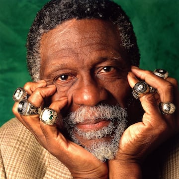 Bill Russell es el nico jugador del mundo al que no le caban los anillos en las manos. Gan 11 ttulos en 13 a?os, todos con los Boston Celtics. Un rcord nunca igualado en la NBA. Ocho de ellos llegaron de manera consecutiva, entre 1959 y 1966. Y los dos ltimos, en 1968 y 1969, los logr como entrenador-jugador, con lo que se convirti en el primer tcnico afroamericano de la historia, despus de suceder al legendario Red Auerbach. William Fenton Russell (Monroe, Luisiana, 1934) muri el 31 de julio a los 88 a?os. Y con l se march una de las primeras estrellas de la liga norteamericana, cinco veces MVP de la competicin (1958, 1961, 1962, 1963, 1965) y 12 veces elegido para el All-Star. Un icono tambin fuera de las canchas, donde se signific en la defensa de los derechos sociales de su raza. En 2011 fue condecorado con la Medalla de la Libertad por Barack Obama.