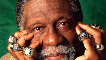 Bill Russell es el único jugador del mundo al que no le cabían los anillos en las manos. Ganó 11 títulos en 13 años, todos con los Boston Celtics. Un récord nunca igualado en la NBA. Ocho de ellos llegaron de manera consecutiva, entre 1959 y 1966. Y los dos últimos, en 1968 y 1969, los logró como entrenador-jugador, con lo que se convirtió en el primer técnico afroamericano de la historia, después de suceder al legendario Red Auerbach. William Fenton Russell (Monroe, Luisiana, 1934) murió el 31 de julio a los 88 años. Y con él se marchó una de las primeras estrellas de la liga norteamericana, cinco veces MVP de la competición (1958, 1961, 1962, 1963, 1965) y 12 veces elegido para el All-Star. Un icono también fuera de las canchas, donde se significó en la defensa de los derechos sociales de su raza. En 2011 fue condecorado con la Medalla de la Libertad por Barack Obama.