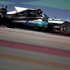 Primera pole para Bottas; Sainz y Alonso con los motores rotos