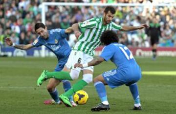 El delantero brasileño del Betis, Leo Baptistao (c), entre Angel Di Maria (i) y Marcelo, del Real Madrid,, durante el partido de la vigésima jornada de Liga de Primera División disputado esta tarde en el estadio Benito Villamarín.