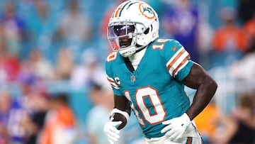 MIAMI GARDENS, FLORIDA - SEPTEMBER 12: Tyreek Hill #10 of the Miami Dolphins warms up prior to the game against the Buffalo Bills at Hard Rock Stadium on September 12, 2024 in Miami Gardens, Florida. Megan Briggs/Getty Images/AFP (Photo by Megan Briggs / GETTY IMAGES NORTH AMERICA / Getty Images via AFP)