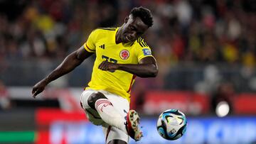 Davinson Sánchez durante un partido de la Selección Colombia en las Eliminatorias Sudamericanas.