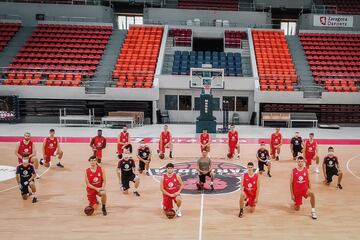 El Zaragoza Basket tambi¨¦n quiso honrar a George Floyd y al movimiento 'Black Lives Matter' hincando la rodilla. Un gesto que su jugador Dylan Ennis agradeci¨® en redes sociales: "Gracias por arrodillaros conmigo! Gracias entrenador Porfi por la idea. Gracias a la oficina de Zaragoza por permitir que esto suceda. Gracias a todo el personal y compa?eros de equipo en esta imagen que me apoyan. Zaragoza, siempre tendr¨¢s un lugar en mi coraz¨®n".