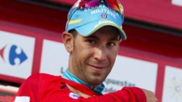 Nibali se enfunda el jersey rojo.