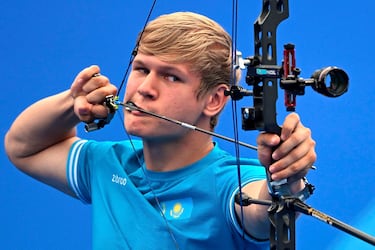 Andrey Tyutyun sorprendió a propios y extraños al prepararse de una forma insólita y poco ortodoxa para su participación en los cuartos de final por equipos mixtos de tiro con arco ante Tailandia en los Juegos Asiáticos que se disputan en Hangzhou (China). El kazajo llegó incluso a utilizar su boca para colocar la flecha.