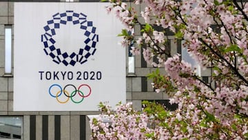 KM02. BOGOT&Aacute; (COLOMBIA), 22/03/2020.- Fotograf&iacute;a de archivo de un cartel con el logotipo de los Juegos Ol&iacute;mpicos de Tokio 2020 junto a un cerezo en flor el 6 de marzo de 2018, en Tokio (Jap&oacute;n). El Comit&eacute; Ol&iacute;mpico 